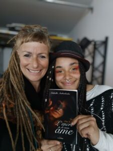 Rencontre entre Ludmilla Andrushenko, autrice, et une lectrice lors d’une séance de dédicace – livre en main et sourires partagés