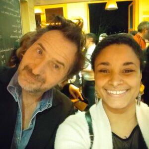 Ludmilla Andrushenko posant avec Édouard Baer après une performance théâtrale mémorable au Théâtre du Journal d'Arles.