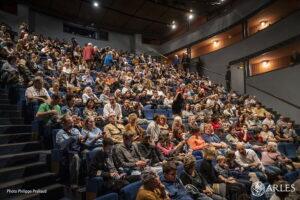 200 personnes dans l'audience, concentrées et émues, réagissant avec enthousiasme à chaque performance sur scène.