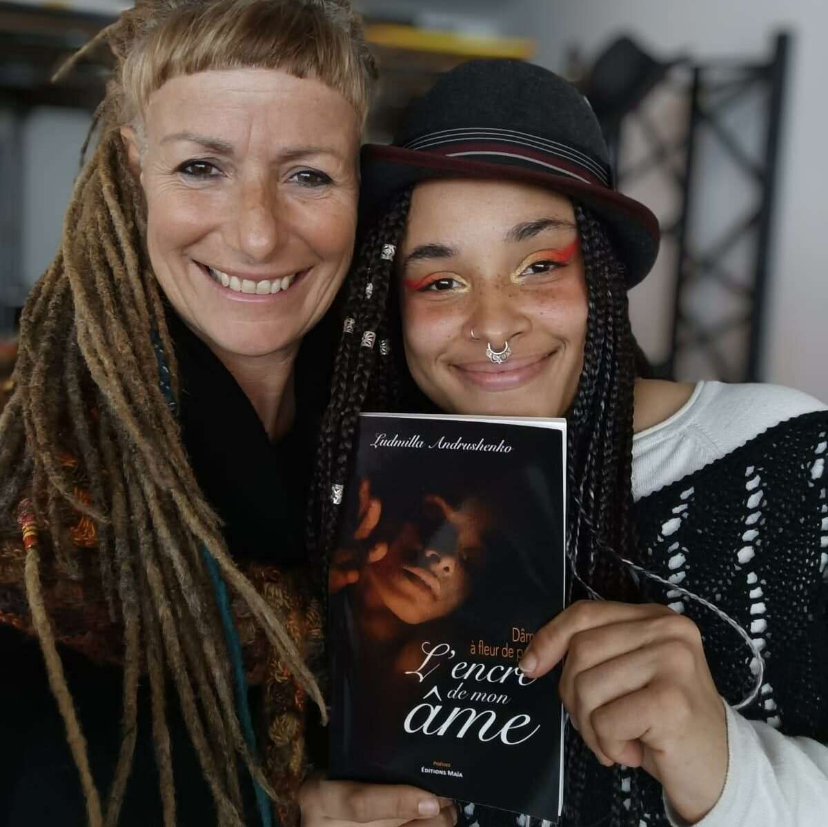 Rencontre entre Ludmilla Andrushenko, auteure, et une lectrice lors d’une séance de dédicace et d'amothérapie – livre en main et sourires partagés